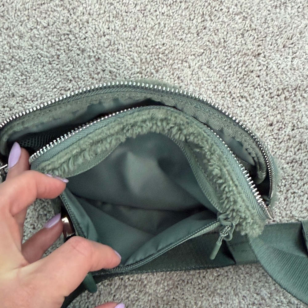 lululemon athletica Forest Green Sherpa Travel Bag - Picture 5 of 5